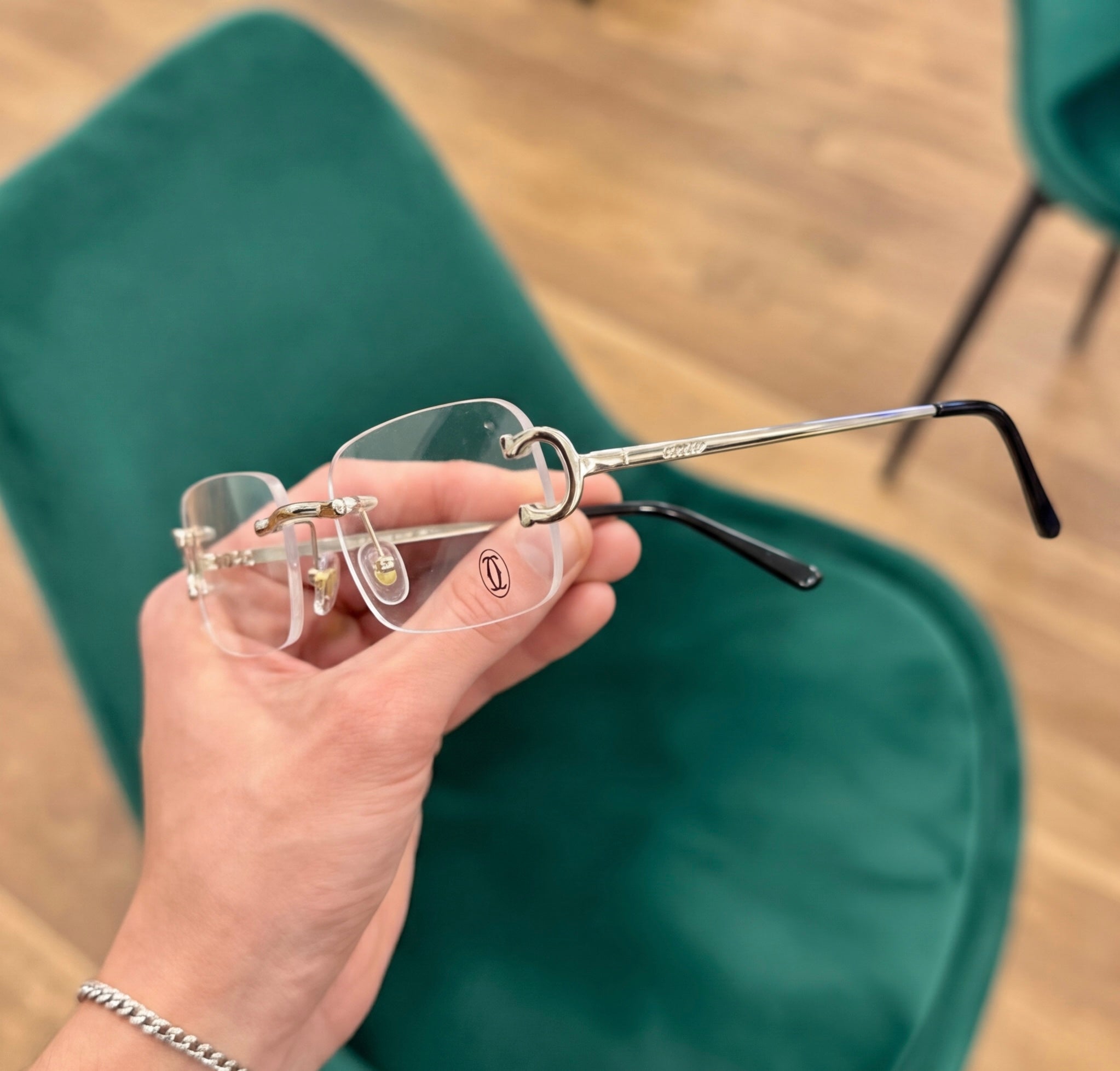 A Cartier Cristal Platinum: Versatilidad y Lujo Ultra-Fino